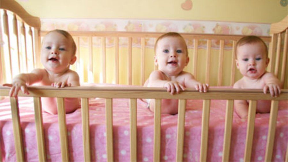 Colchón de cuna con bebés