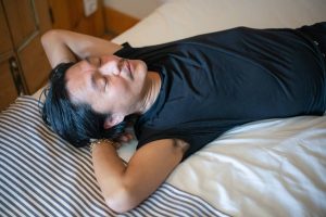 7 Beneficios de dormir con una almohada entre las piernas