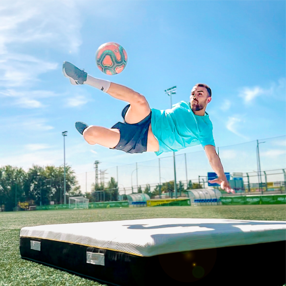 Borja Mayoral jugador Getafe rematando con Colossus Sport