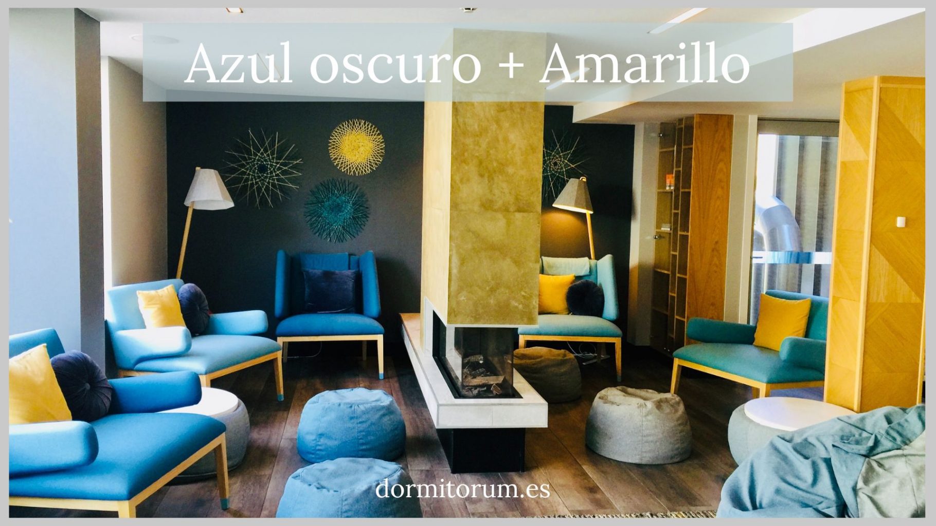 combinación de sofá azul oscuro + amarillo mostaza