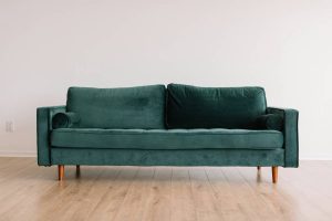 como combinar un sofa verde