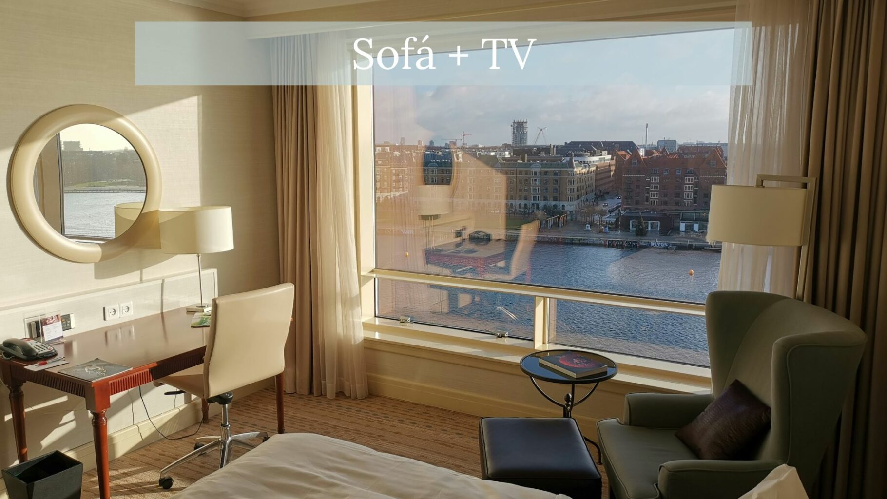 Sofá + TV en el dormitorio