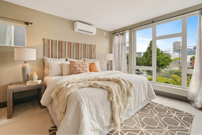 Dormitorio con ventanales