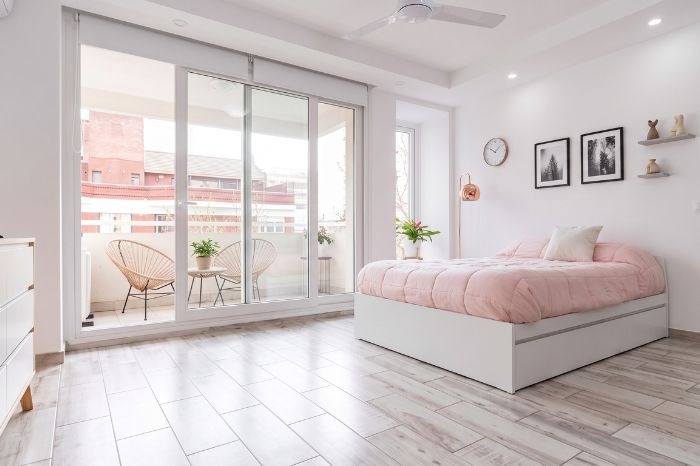 Dormitorio rosa blanco y madera