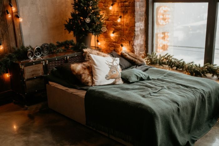 cama desorganizada con cojines