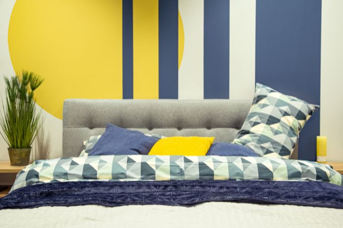 Pared pintada cabecera cama