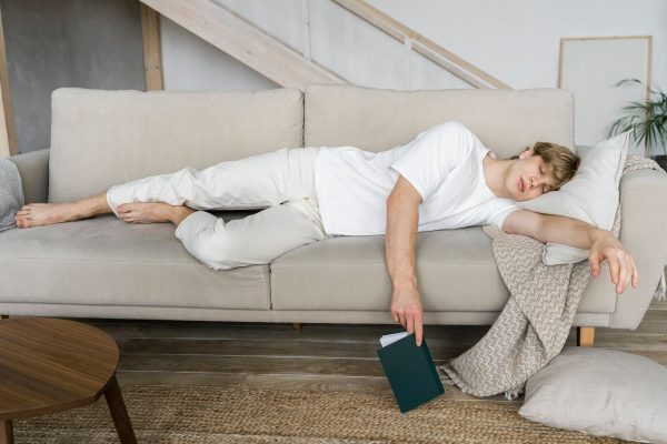dormir-en-el-sofa
